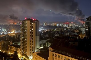 Comme lors des précédentes grosses attaques, des habitants de Kiev ont rejoint le métro pour s'y réfugier et y passer la nuit. KEYSTONE/AP/Yehor Konovalov